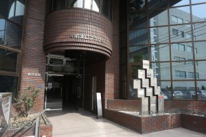 正面玄関の右側が当院の入り口です