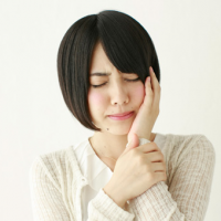 親知らずが痛いイメージ女性