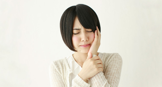 親知らずが痛いイメージ女性