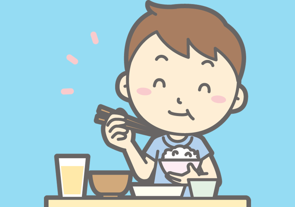 よく噛んでご飯を食べる男の子