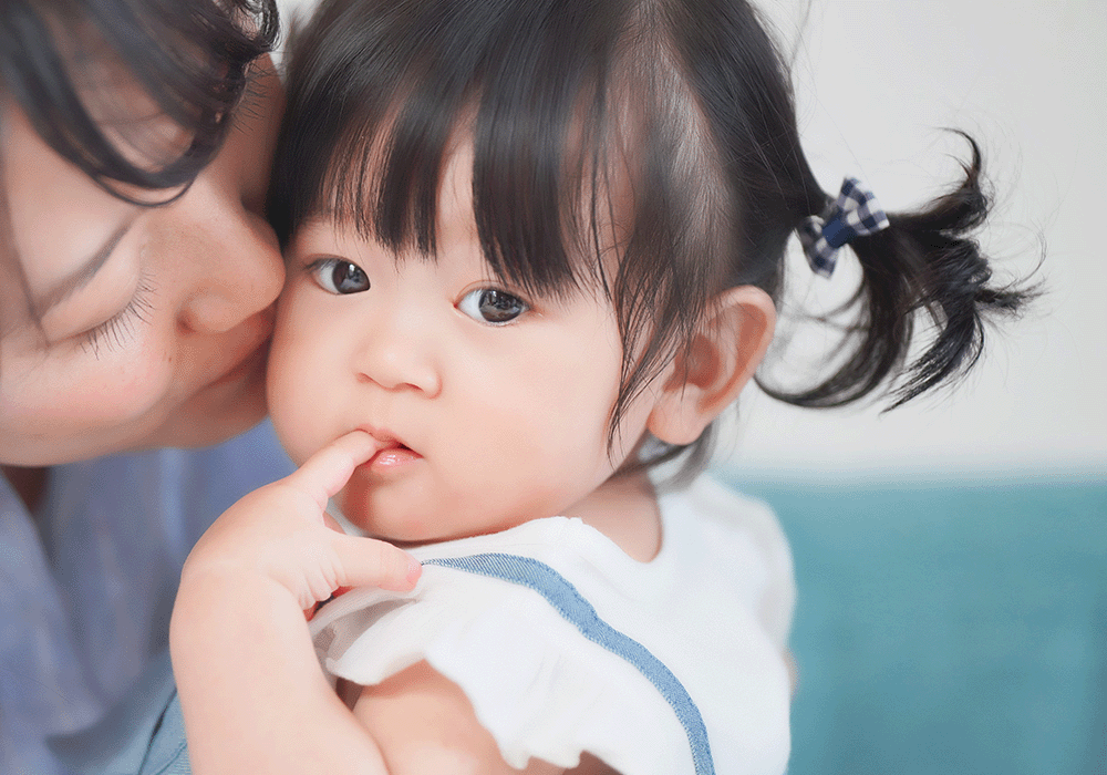指しゃぶりをする女児