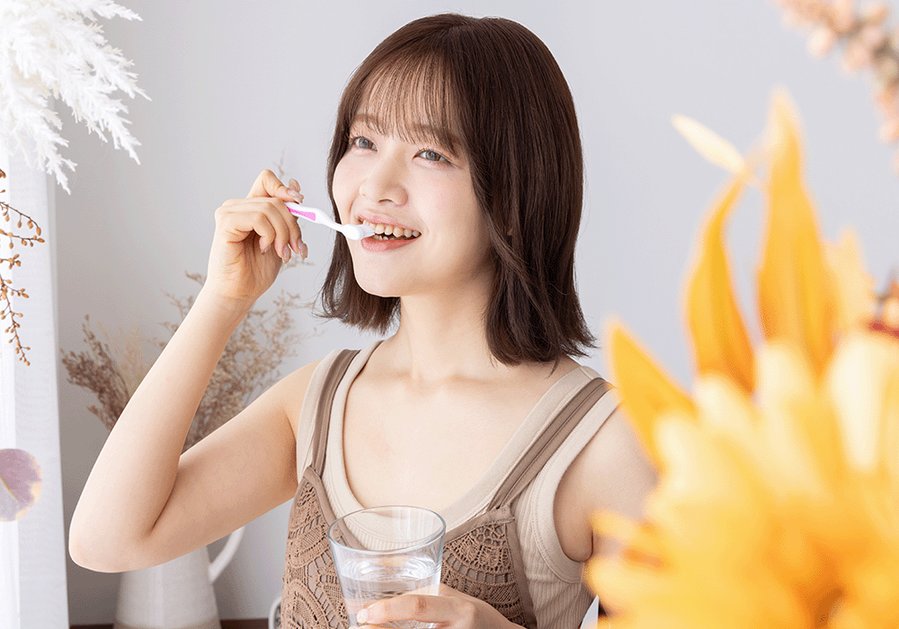 歯磨きをする女性