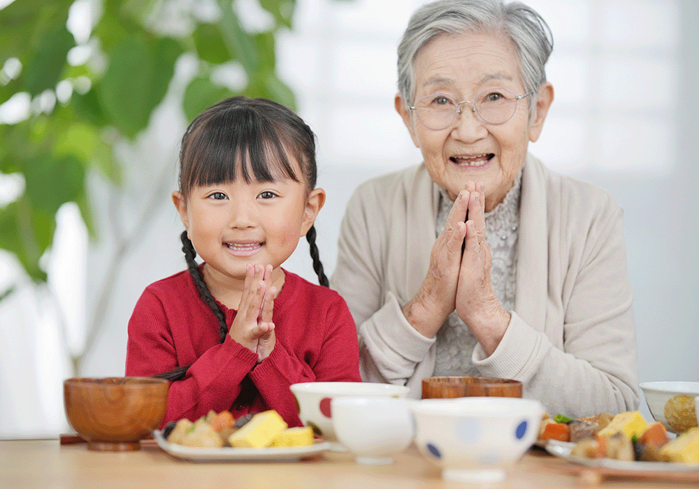 いただきますをする子供と祖母
