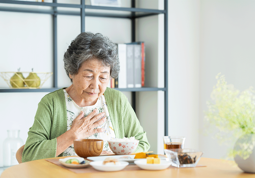胸がつかえる女性