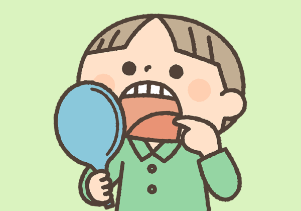 鏡を見る男の子