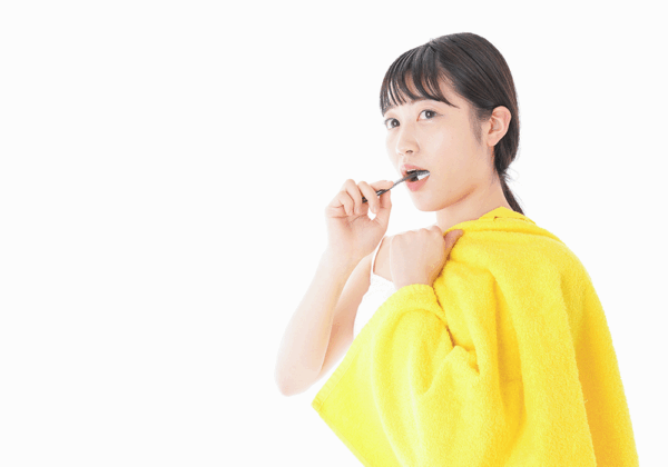 歯を磨く女性